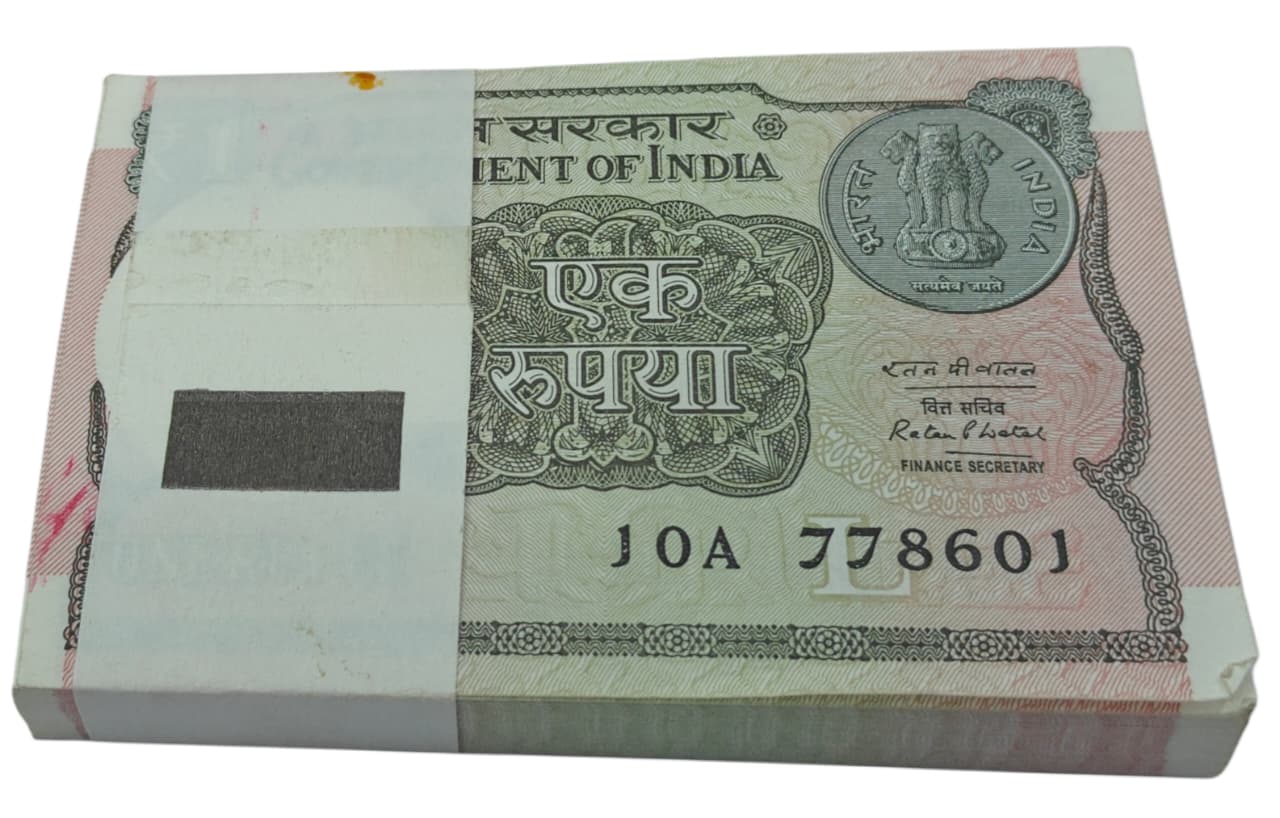 Rs 1 full serial packet middle 786 year 2015 unc condition