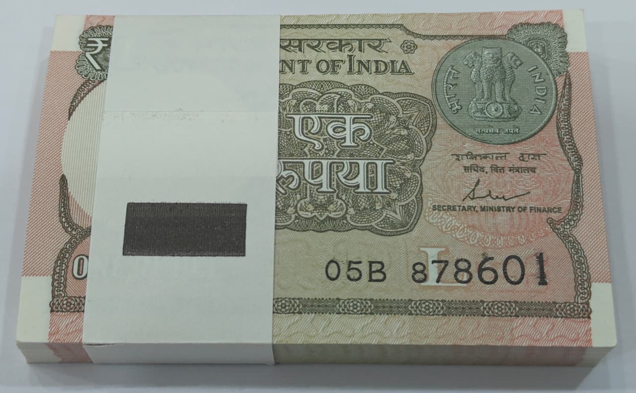Rare Rs 1 middle 786 serial packet 878601 in UNC condition, 100 notes full packet collectible.