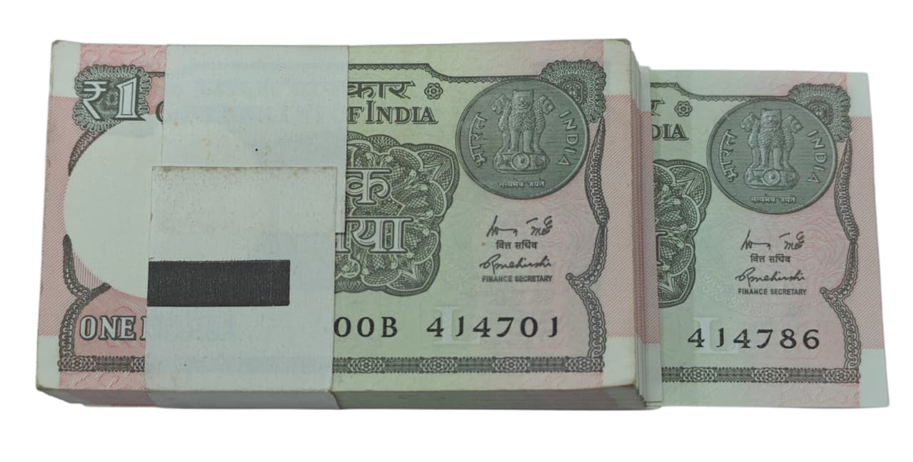 Rare Rs 1 note packet with 00B prefix and ending 786 Bismillah holy number in UNC condition, full 100 notes packet collectible.