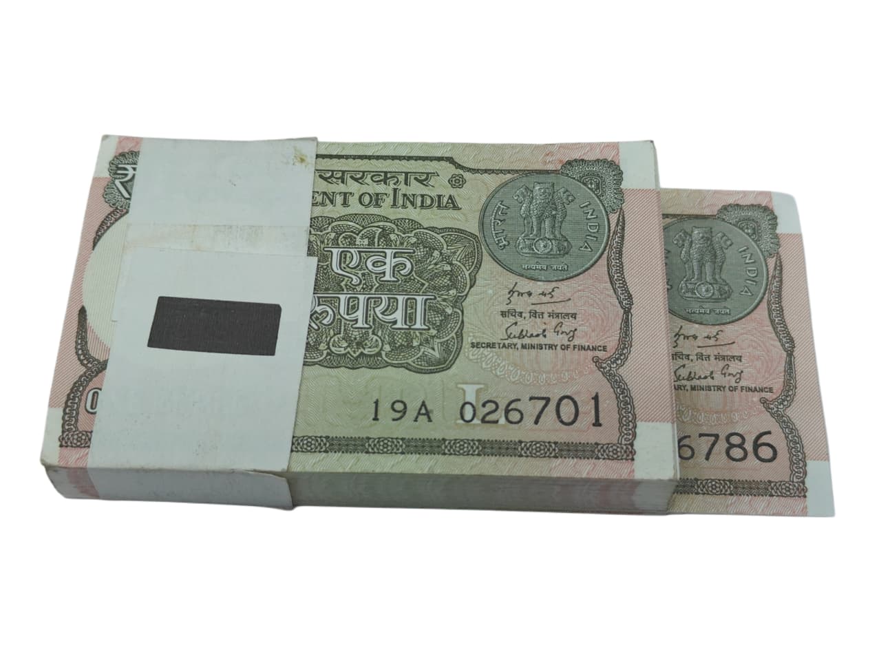 Rare Rs 1 packet 026701 ending with 786 Holy Bismillah number, 100 UNC condition notes, collectible Indian currency.