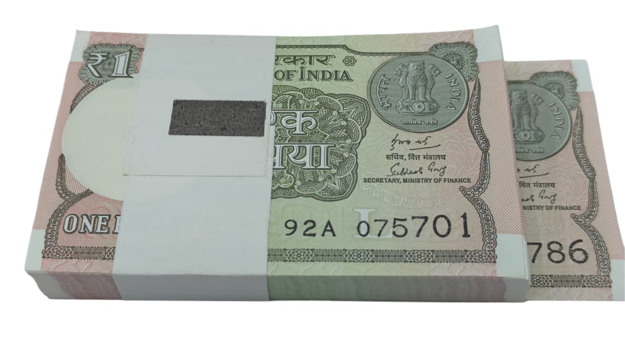 Rare Rs 1 packet 075701 ending with 786 Holy Bismillah number in UNC condition, highly collectible Indian currency notes.