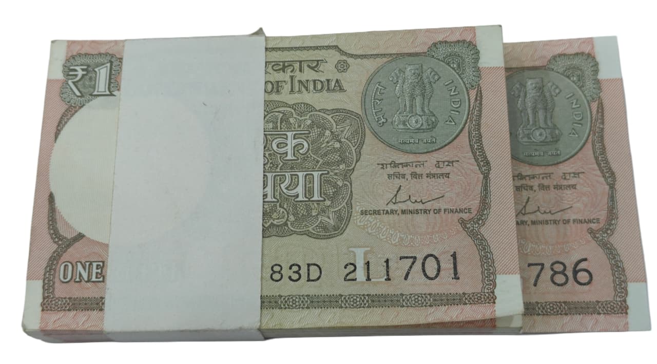 Rs 1 serial packet 211701, 100 notes in UNC condition, rare collectible Indian currency.