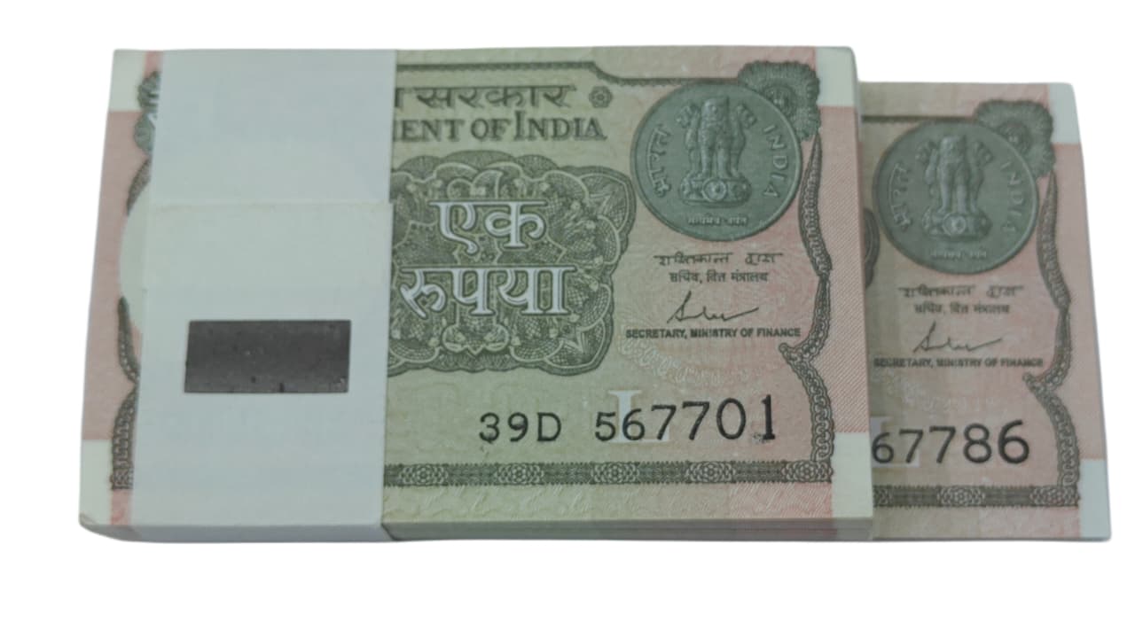 Rs 1 serial packet 567701 with ending 786 holy Bismillah number, 100 notes UNC condition rare collectible.
