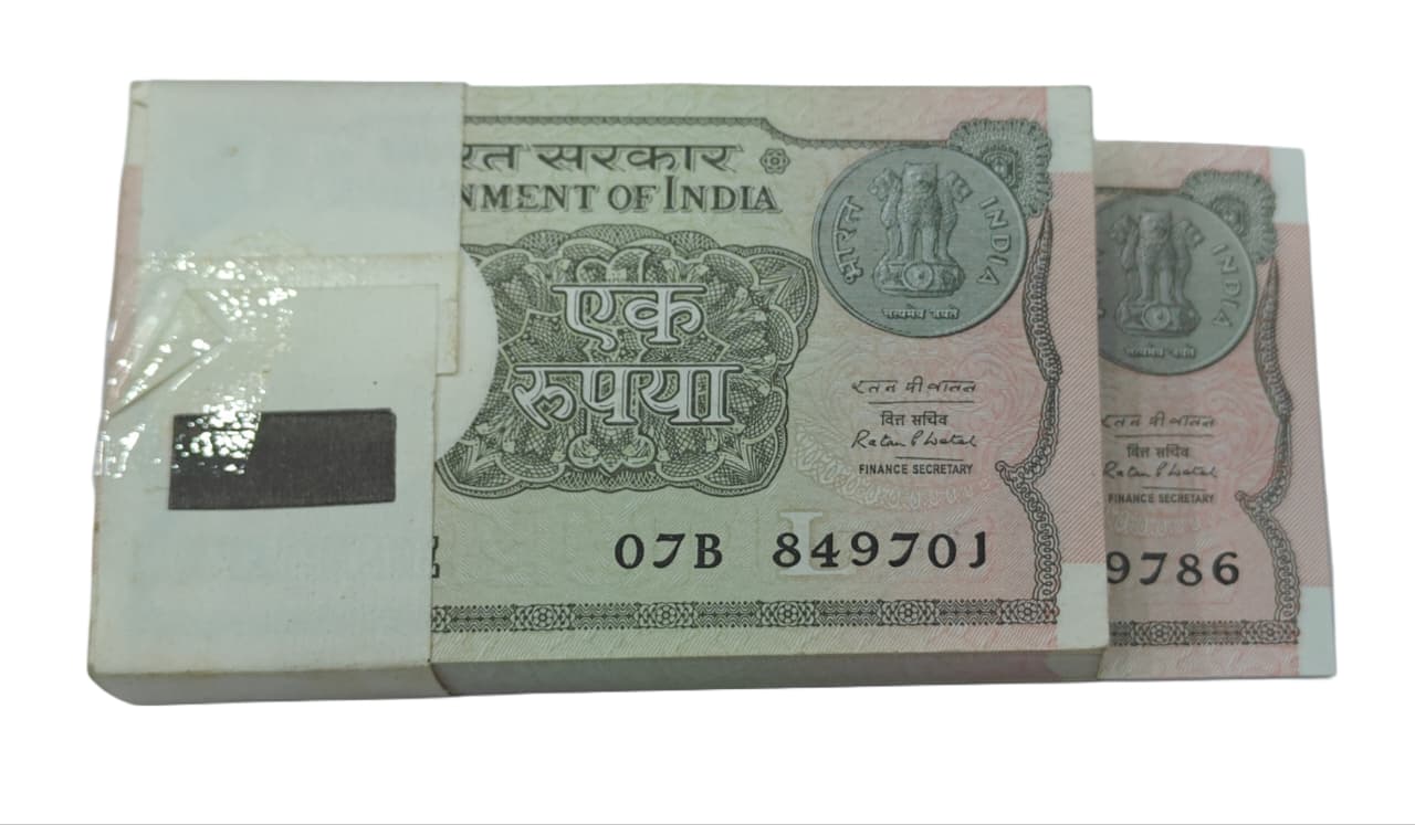 Rare Rs 1 serial packet 849701 with ending 786 holy Bismillah number in UNC condition, full 100 notes collectible.