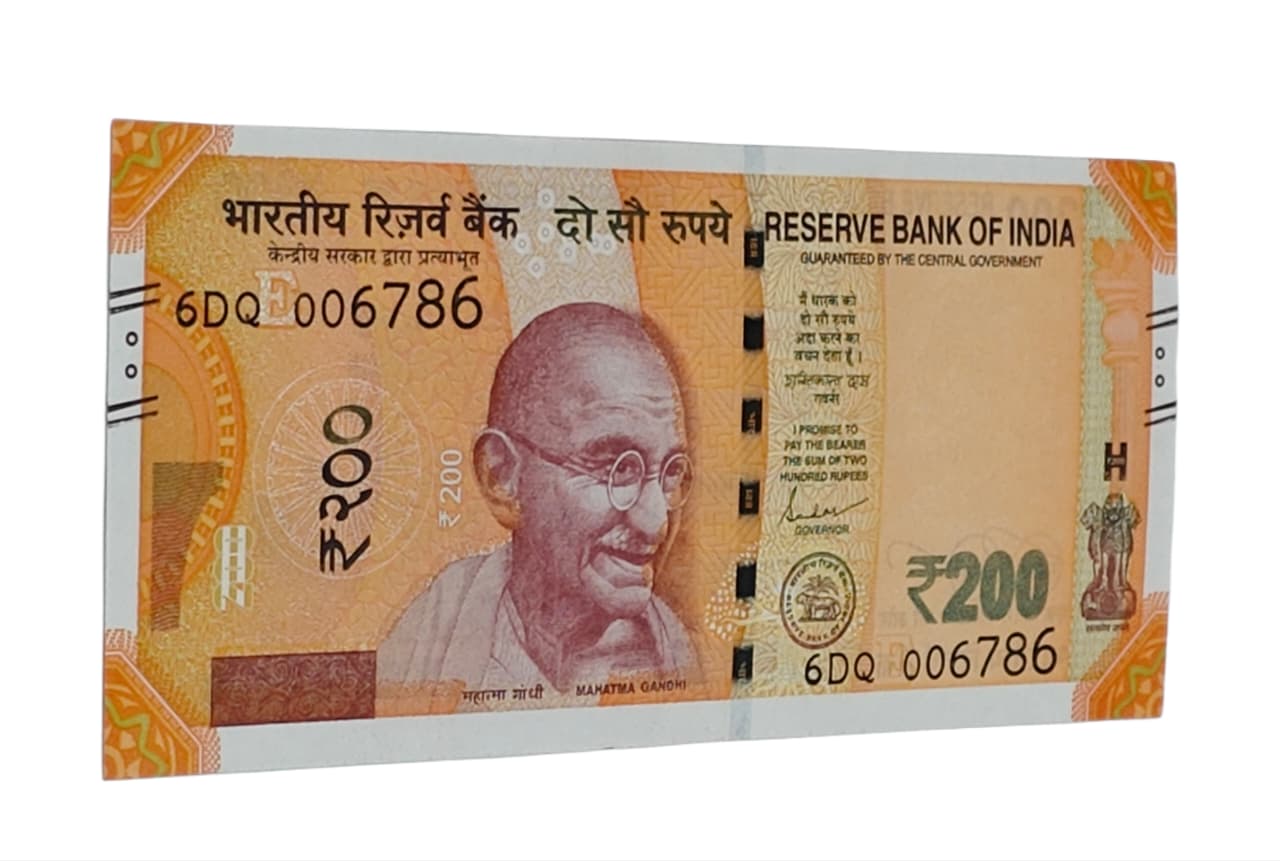Rare Rs 200 note serial 006786 with lower number and ending 786 holy Bismillah, signed by Shaktikanta Das in UNC condition.