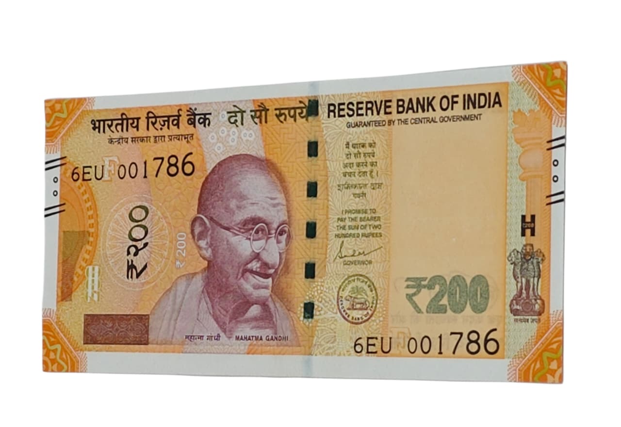 Rare Rs 200 Indian currency note with serial 010786, birthday number 1st July 1986, signed by Shaktikanta Das in UNC condition.