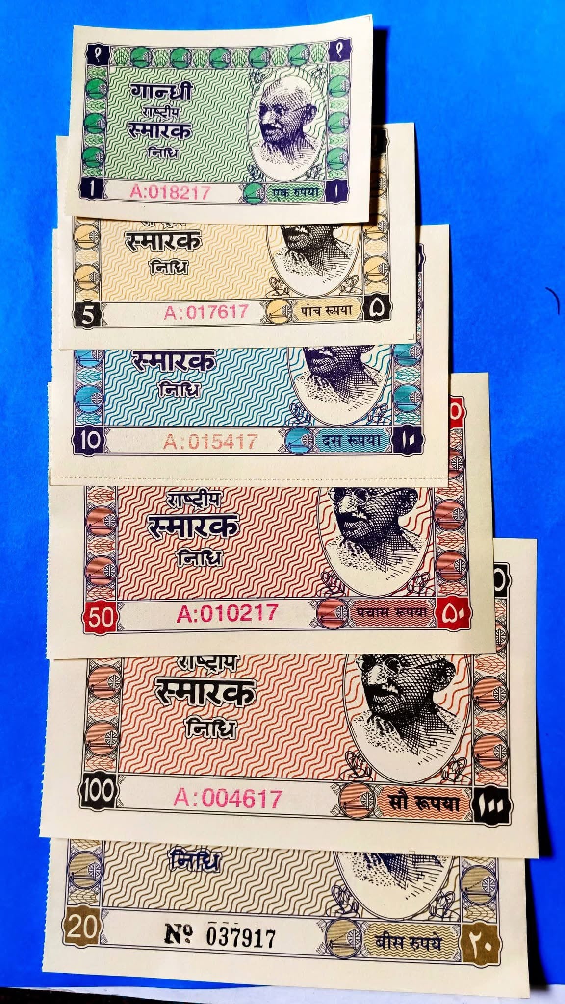 RARE Rare set

अंतिम नोट के नम्बर एक जैसे है 18

इंडियन नेशनल कांग्रेस के अंतिम अध्यक्ष ज भ कृपलानी के हस्ताक्षर युक्त है

गांधी राष्ट्रीय स्मारक निधि द्वारा जारी की गई संग्रहणीय धन संग्रह रसीद

1948 में महात्मा गांधी की की याद में धन जुटाने के लिए निर्मि