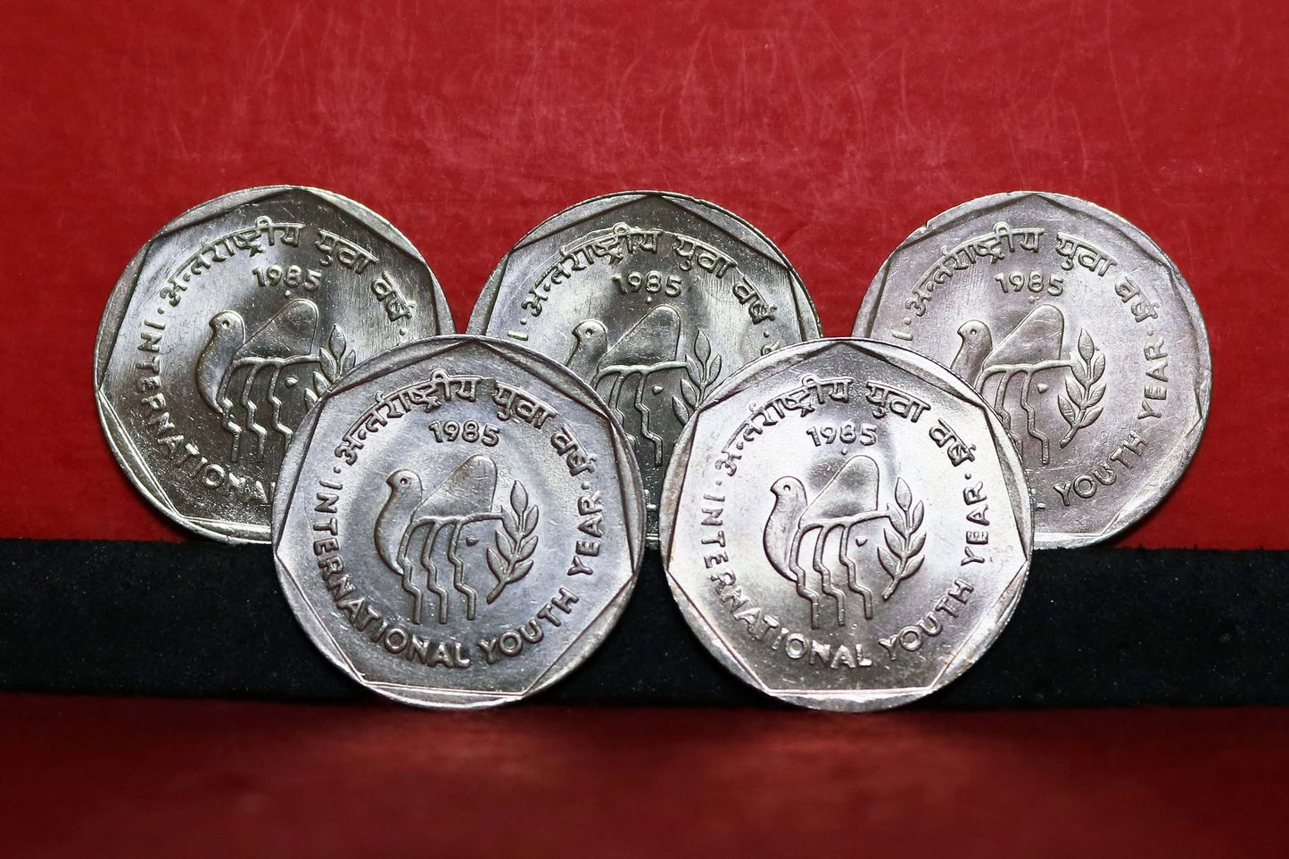 EXTREAMELY  SCARCE

INDIA- 1 RUPEE 5 pcs

INTERNATIONAL YOUTH YEAR 1985

(Copper-Nickel/6 gms./26 mm/ Circular)

Bombay (4) - Calcutta (1)

AUNC/Grade Coins - Collection Bazzar