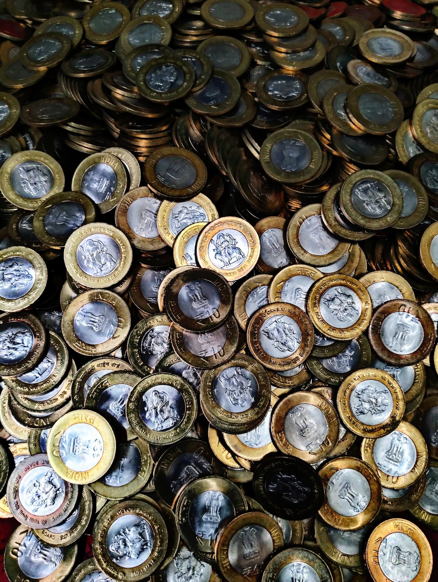 RARE 
10 RUPEES VAISHNO DEVI COINS 
NOIDA MINT YEAR 2012
TOTAL 100 PEACE KI LOT 
CONDITION GEM UB - Collection Bazzar