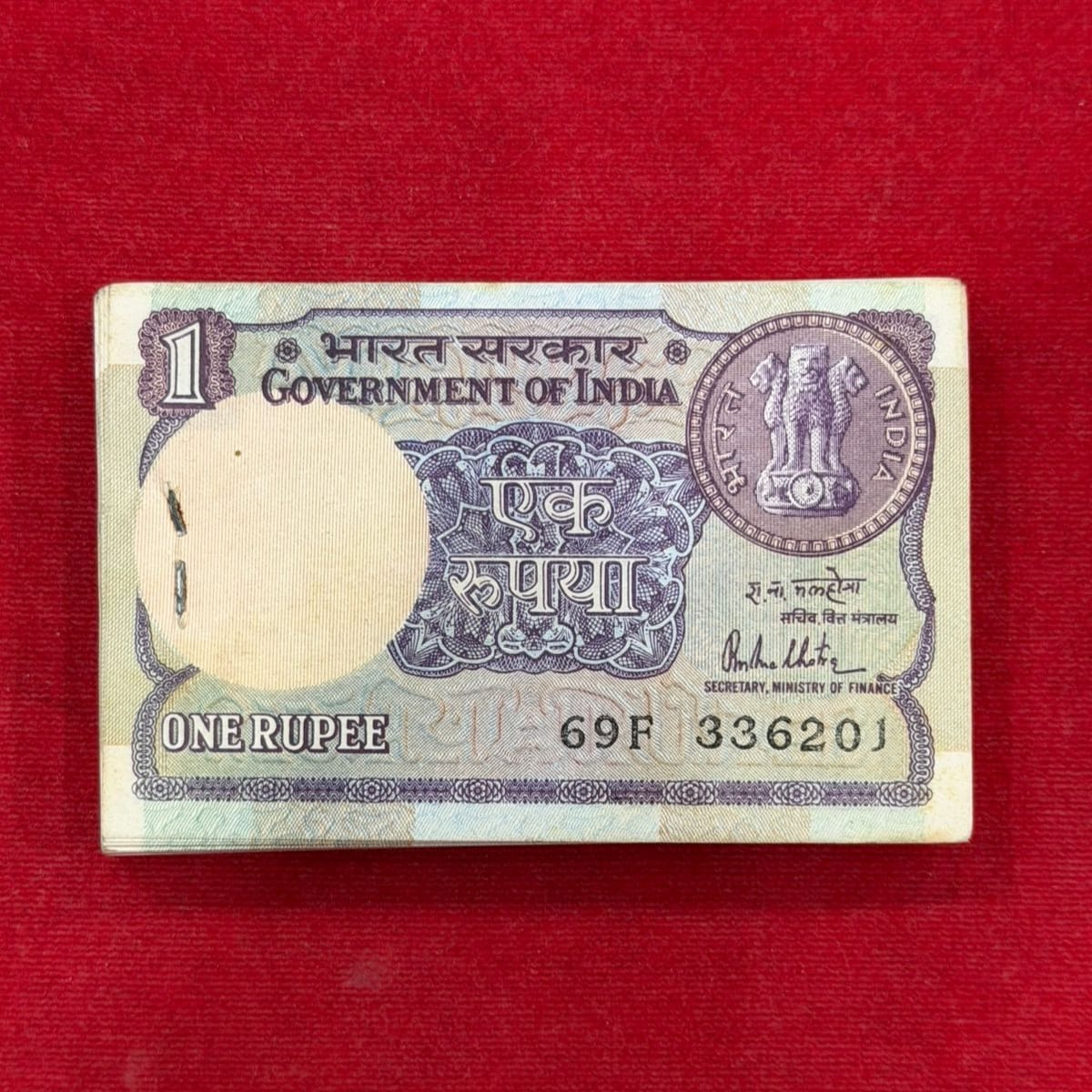 Rs 1 Note 1981 r n Malhotra big coin 336201 sirial 100 note packet - Collection Bazzar