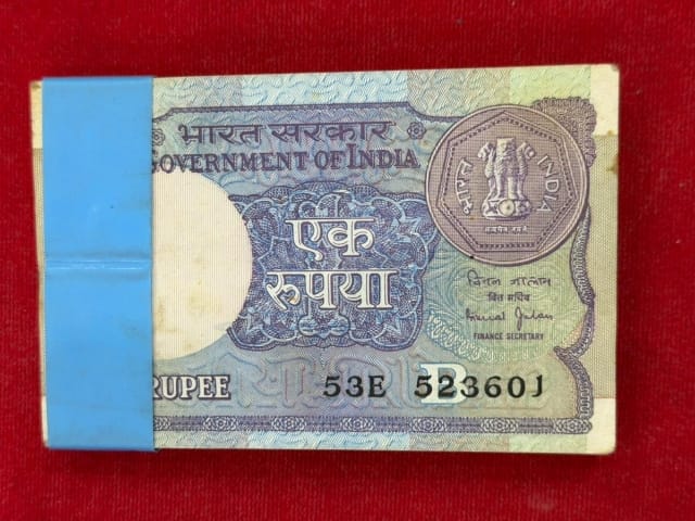 Rs 1 old serial packet 523601 with 523687 number Bimal jalan sign - Collection Bazzar