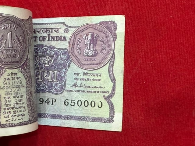 Rs 1 old serial packet 649901 with 650000 number S venkatraman sign - Collection Bazzar