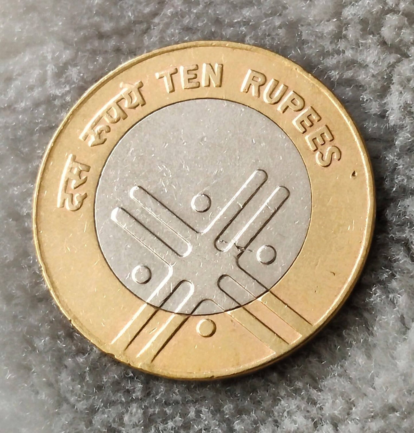 XRARE 2005 Extremely rare 
10 RUPEES CROSS ❌ COIN - Collection Bazzar