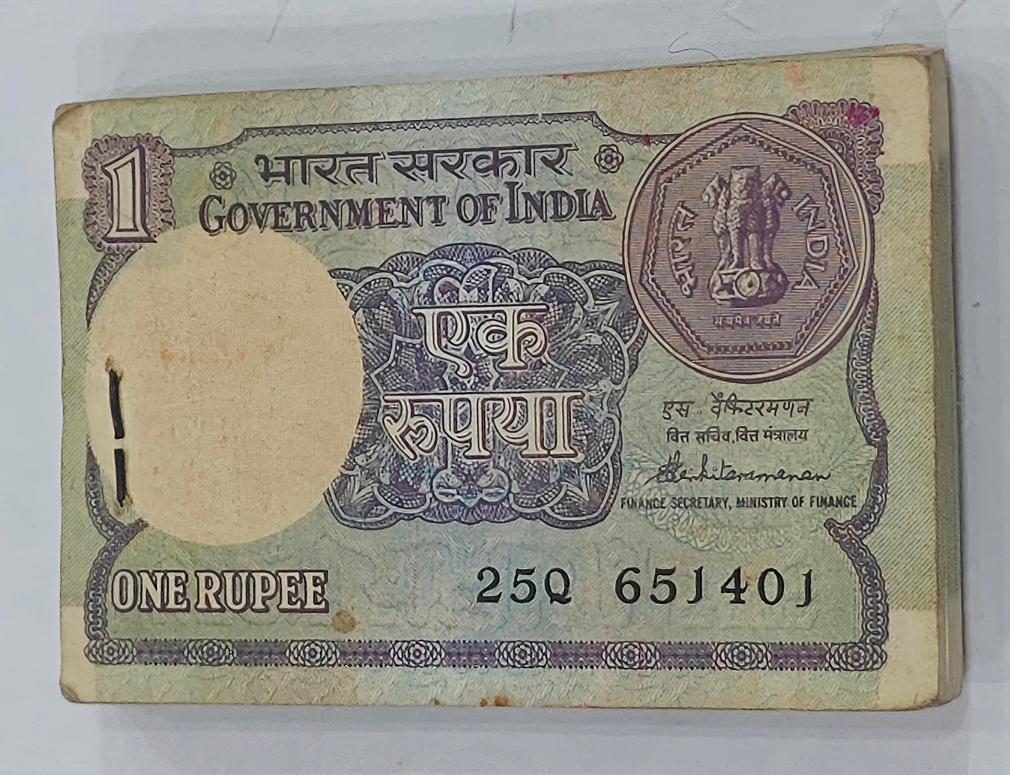 Rs 1 old note bundle signed by S. Venkitaramanan with serial 651401, 100 sequential collectible Indian currency notes