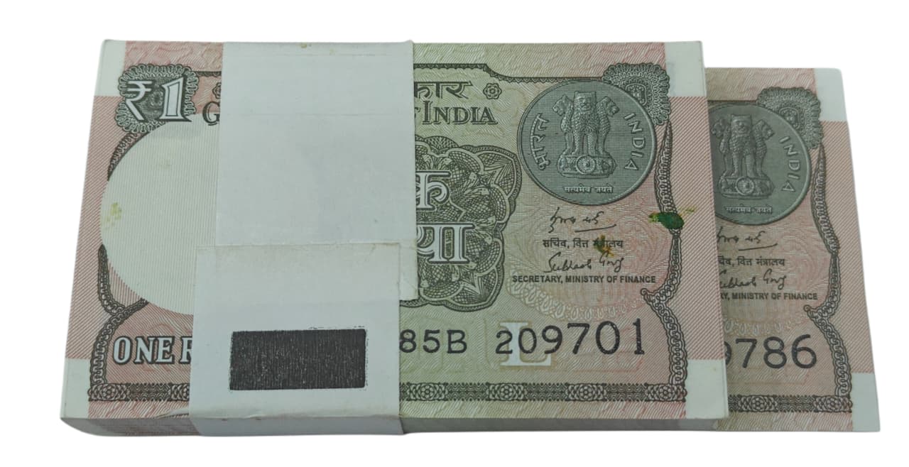 Rare Rs 1 serial packet 209701 with ending 786 holy Bismillah number in UNC condition, 100 notes packet.