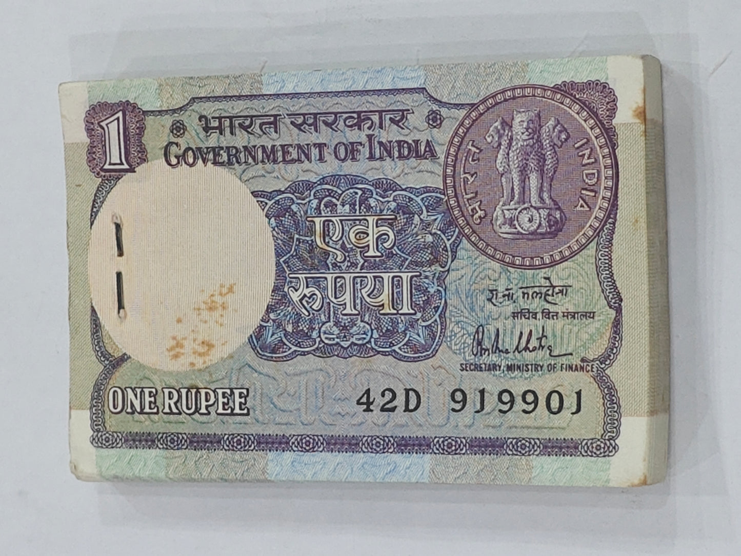 Rs 1 note bundle (1981 big coin) signed by R.N. Malhotra. 100 sequential notes (919901–919919). Collectible Indian currency packet.