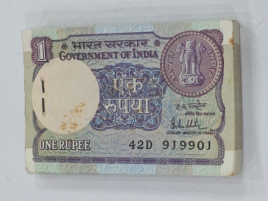 Rs 1 note bundle (1981 big coin) signed by R.N. Malhotra. 100 sequential notes (919901–919919). Collectible Indian currency packet.