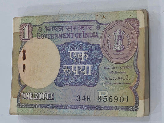 Rs 1 note bundle 1991 signed by Montek Singh Ahluwalia with serial 856901, 100 sequential collectible Indian currency notes