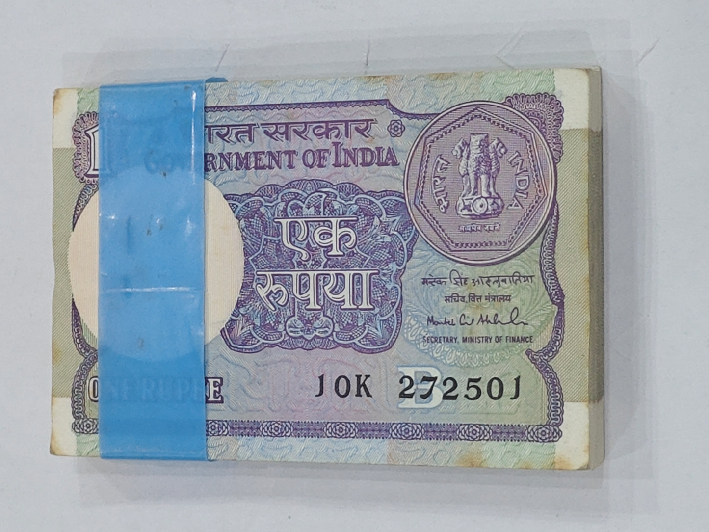 Rs 1 note bundle 1991 signed by Montek Singh Ahluwalia, serial 272501, 100 sequential collectible notes