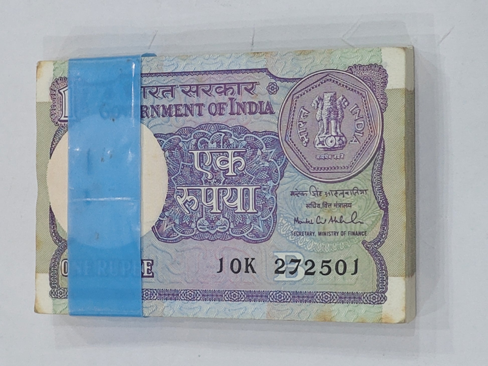 Rs 1 note bundle 1991 signed by Montek Singh Ahluwalia, serial 272501, 100 sequential collectible notes