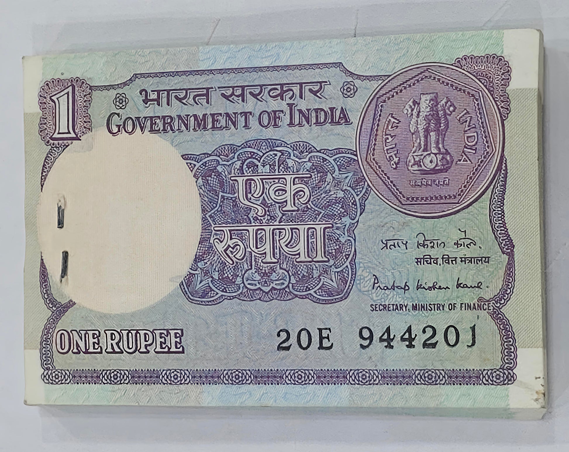 Rs 1 note bundle signed by Pratap Kishan Kaul, serial 944201, 100 sequential collectible Indian currency notes